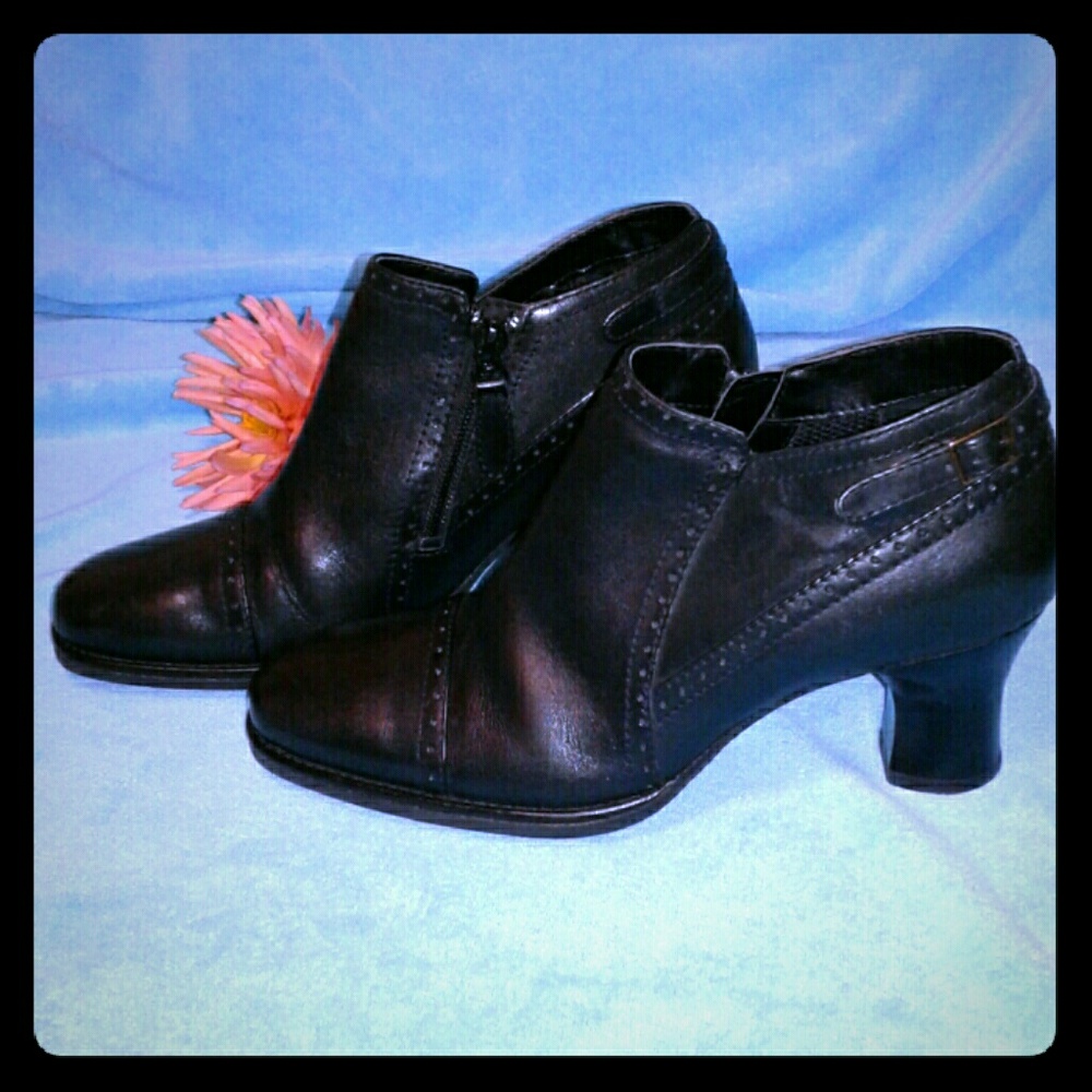 CLARKS ARTISAN Black Ankle Boots.  6 M.